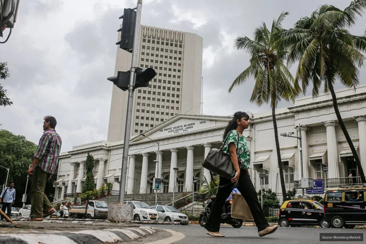 Banks Push for Easing of India Forex Rules Amid $30 Billion Challenge