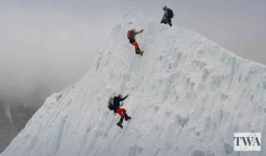 Warning issued over rapid glacier melting in upper districts of KP Warning issued over rapid glacier melting in upper districts of KP