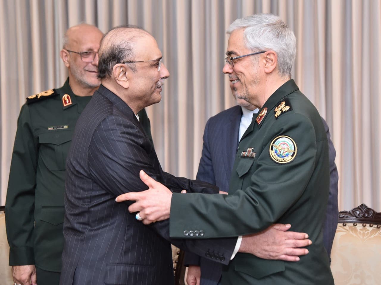 A New Era of Cooperation: Iranian Armed Forces Chief and Pakistan's President Explore Economic and Security Ties