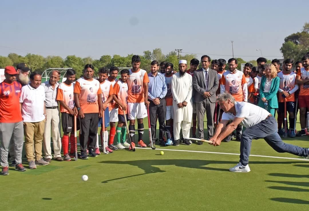 Dutch hockey legend Bovelander leads youth clinic in Islamabad