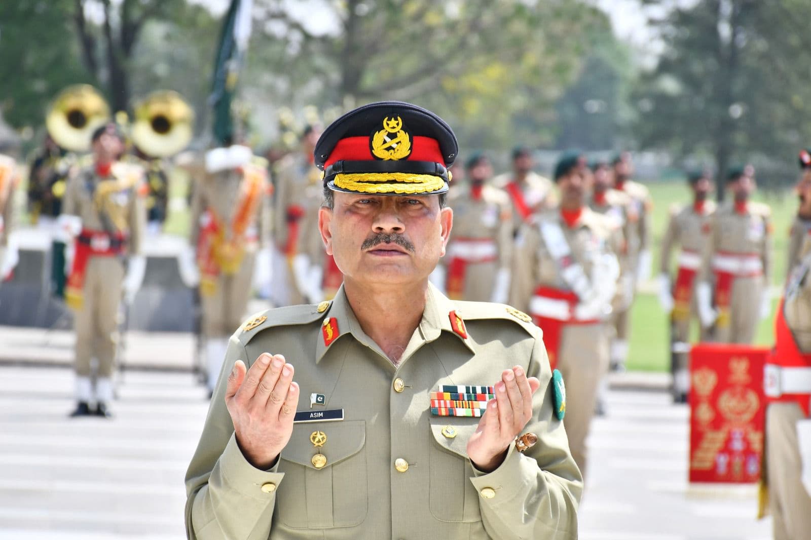 Field Marshal Asim Munir Pays Homage at Yadgar-e-Shuhada with Special Guard of Honour