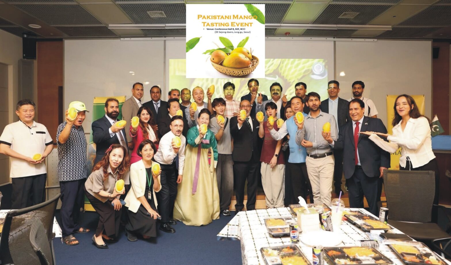 Attendees tasting Pakistani mango varieties including Chaunsa, Sindhri, Anwar Ratol, and Langra during the “Taste of Mango” event in Seoul, South Korea.