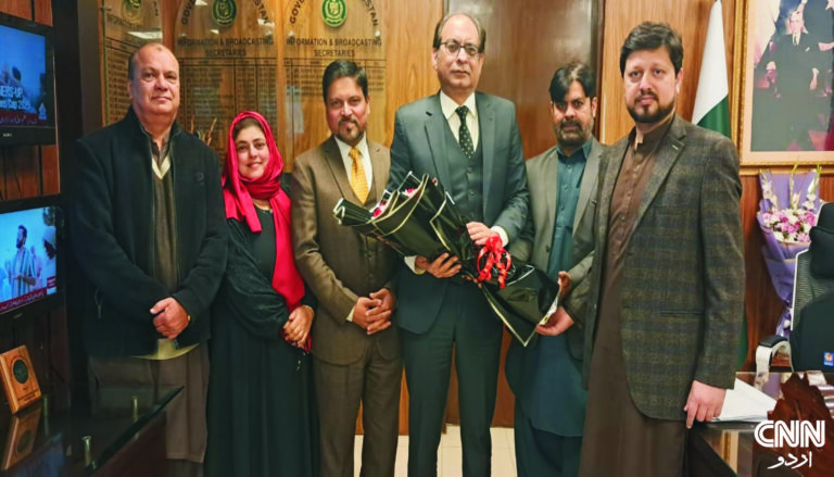 APNEC delegation meets Federal Secretary Information Ashfaq Ahmed Khalil, discussing media workers’ dues, insurance, service structure, and workers’ rights.