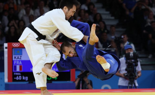 Paris 2024 Olympics - Judo - Men -60 kg Final - Champ-de-Mars Arena, Paris, France - July 27, 2024. Yeldos Smetov of Kazakhstan in action against Luka Mkheidze of France REUTERS/Kim Kyung-Hoon