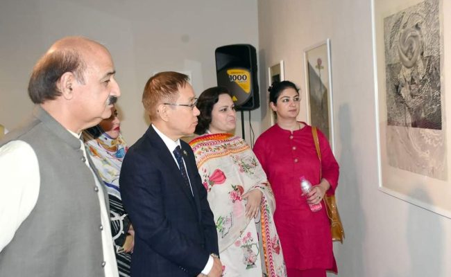 Pic028-082
ISLAMABAD: Aug28 – Ambassador of Republic of Korea Park Ki Jun, and others looking a painting during painting exhibition of Iram Wani title “Matrix of Life” at Pakistan National Council of the Arts (PNCA) in the Federal Capital. ONLINE PHOTO by Sultan Bashir