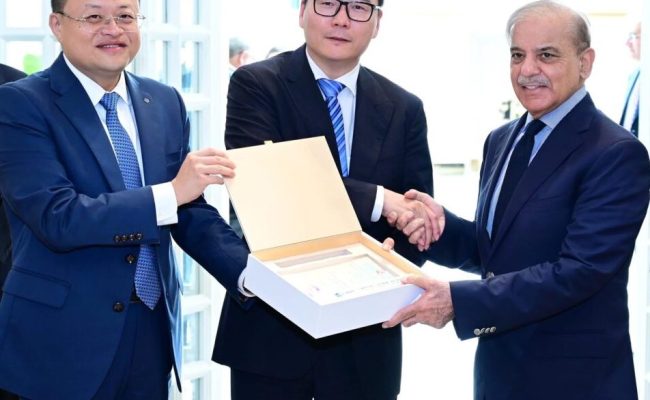 Chairman of the Shanghai Electric Group, Mr. Wu Lei, presents Prime Minister Muhammad Shehbaz Sharif with a souvenir, in Islamabad on April 17, 2024.